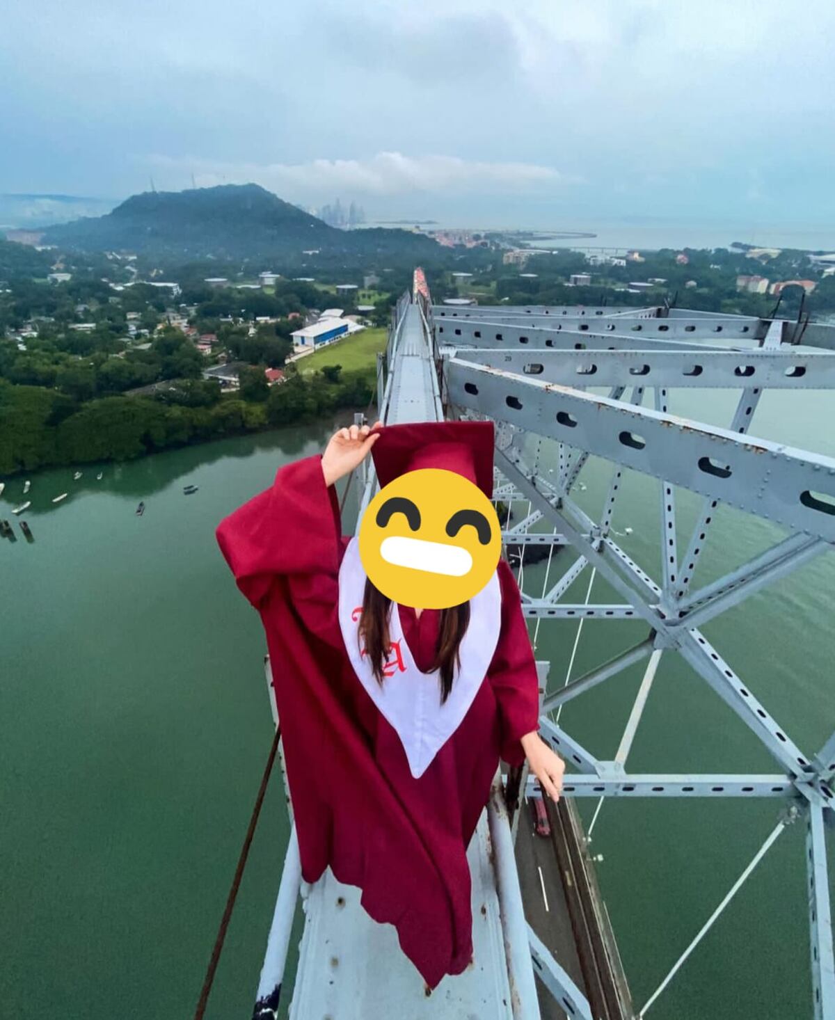 Graduación extrema: Joven posa para fotos en lo alto del Puente de las Américas y desata polémica