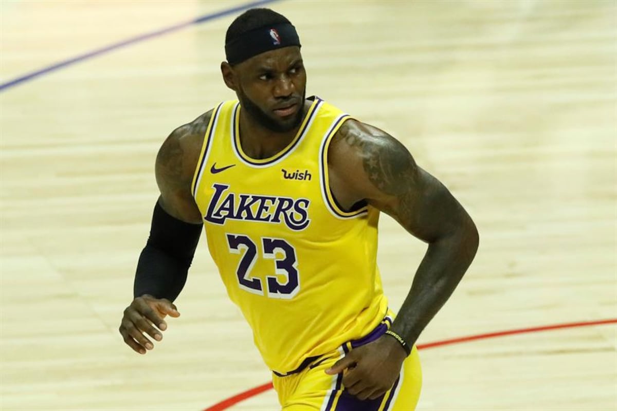 LeBron reta a Trump a que perderá la presidencia el próximo noviembre