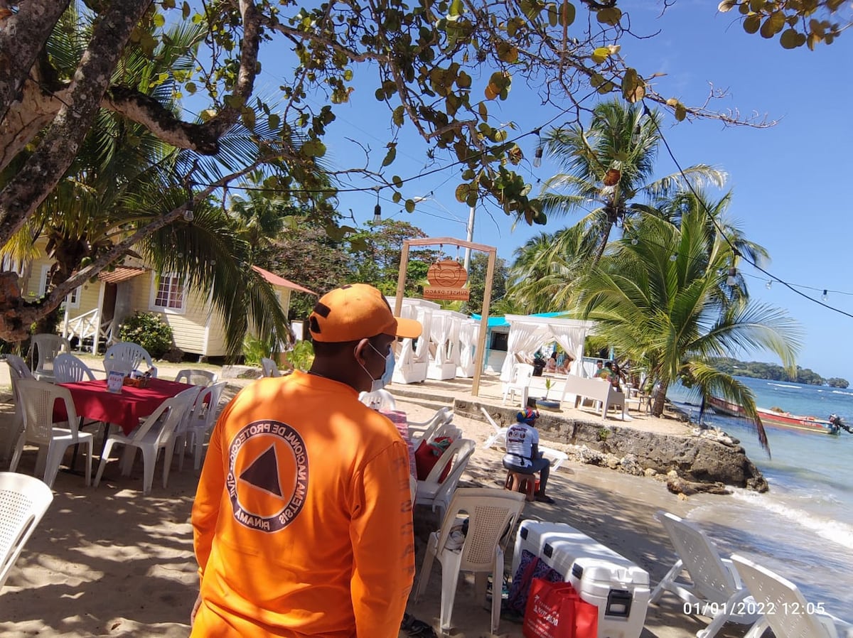 Turistas nacionales y extranjeros llegan a Bocas del Toro