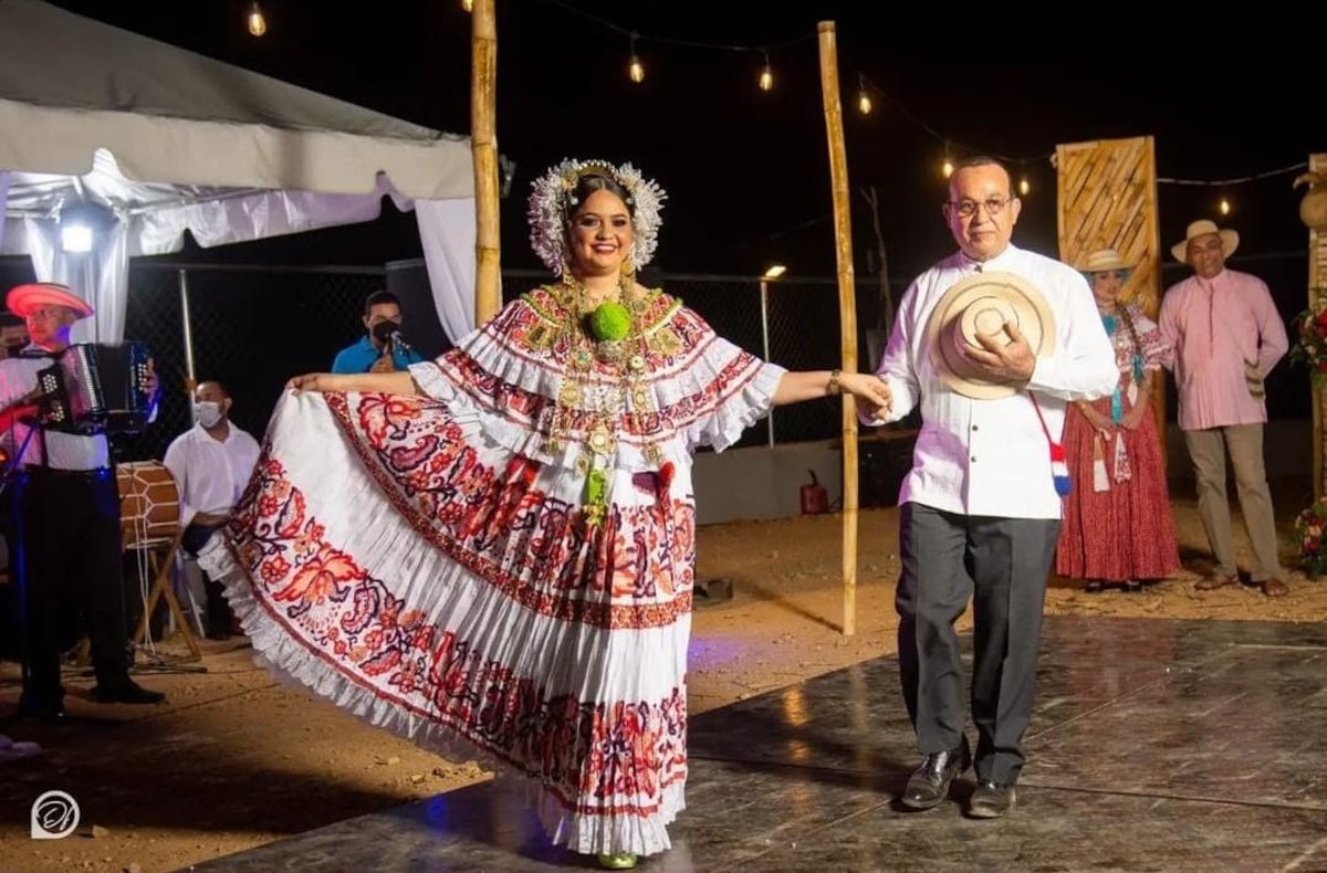 ‘Te amo’. Se casa rector Eduardo Flores con joven docente de la Universidad de Panamá. Videos