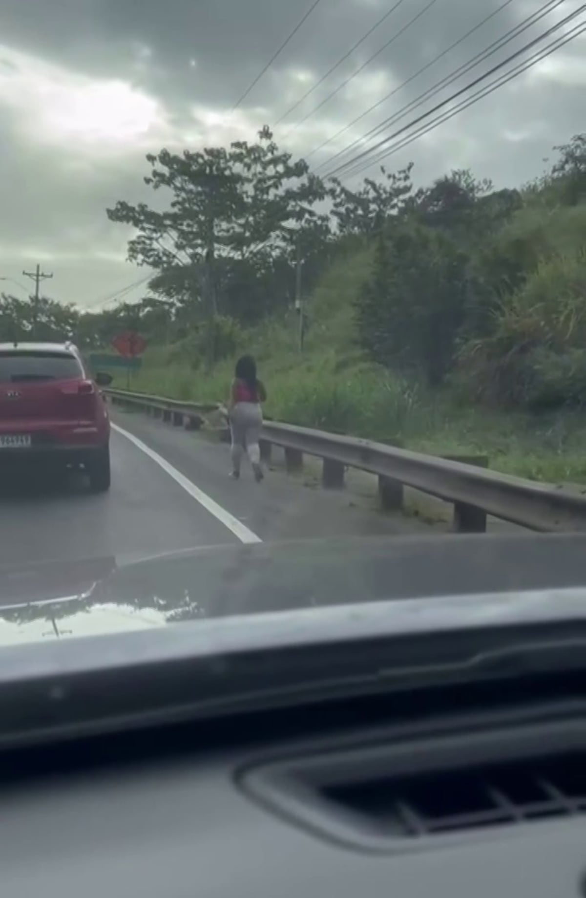 Señora presuntamente desorientada camina entre autos en el Puente de las Américas 
