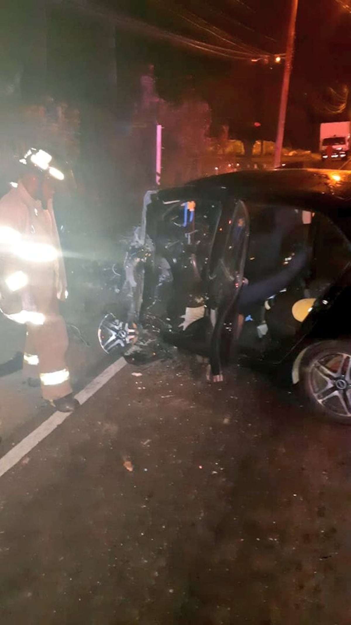 Impresionante. Auto choca con camión y conductor queda atrapado en los hierros retorcidos