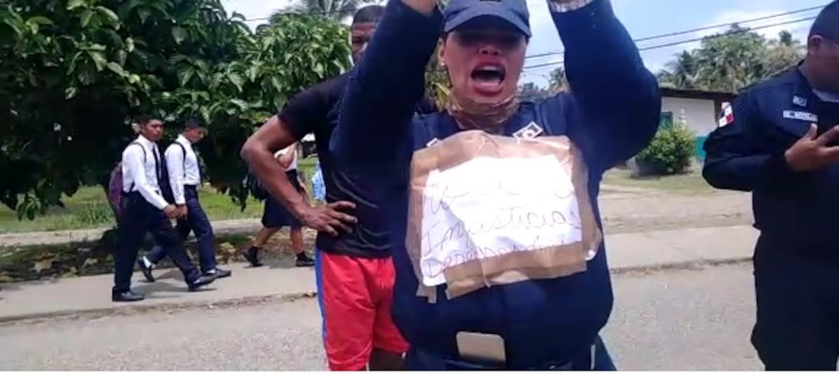 ‘No estoy loca, pero me harté’. Mujer sargento protesta en la calle por supuesto chanchullo policial. Video