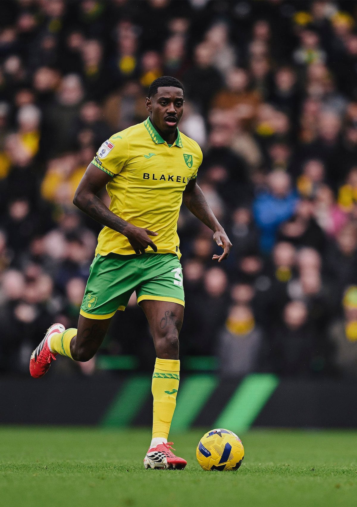 José Córdoba brilla: Norwich vence 2-0 a Preston con defensa y liderazgo panameño