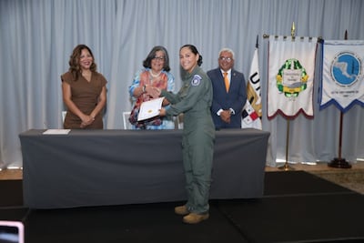 De la cabina al aula: 50 pilotos reciben certificación para enseñar aeronáutica