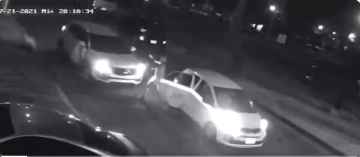 Como de película de gansters. Taxi intercepta un auto y con arma en mano despojan a ocupantes del vehículo. Video viral