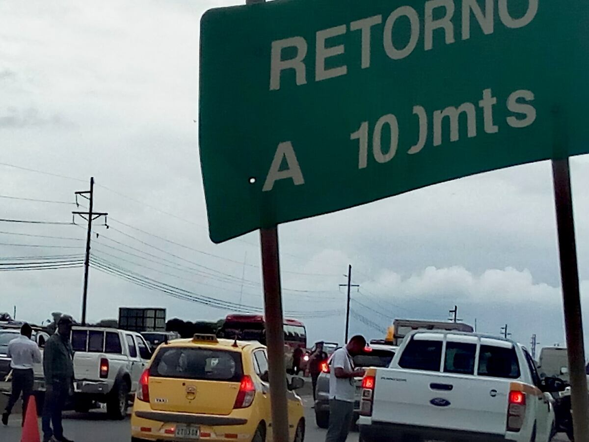 Joven pierde la vida al chocar su auto con objeto fijo en vía Interamericana 