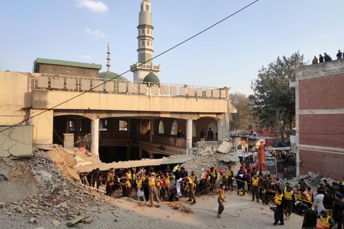 Suben a 72 las víctimas por el atentado terrorista en una mezquita de Pakistán
