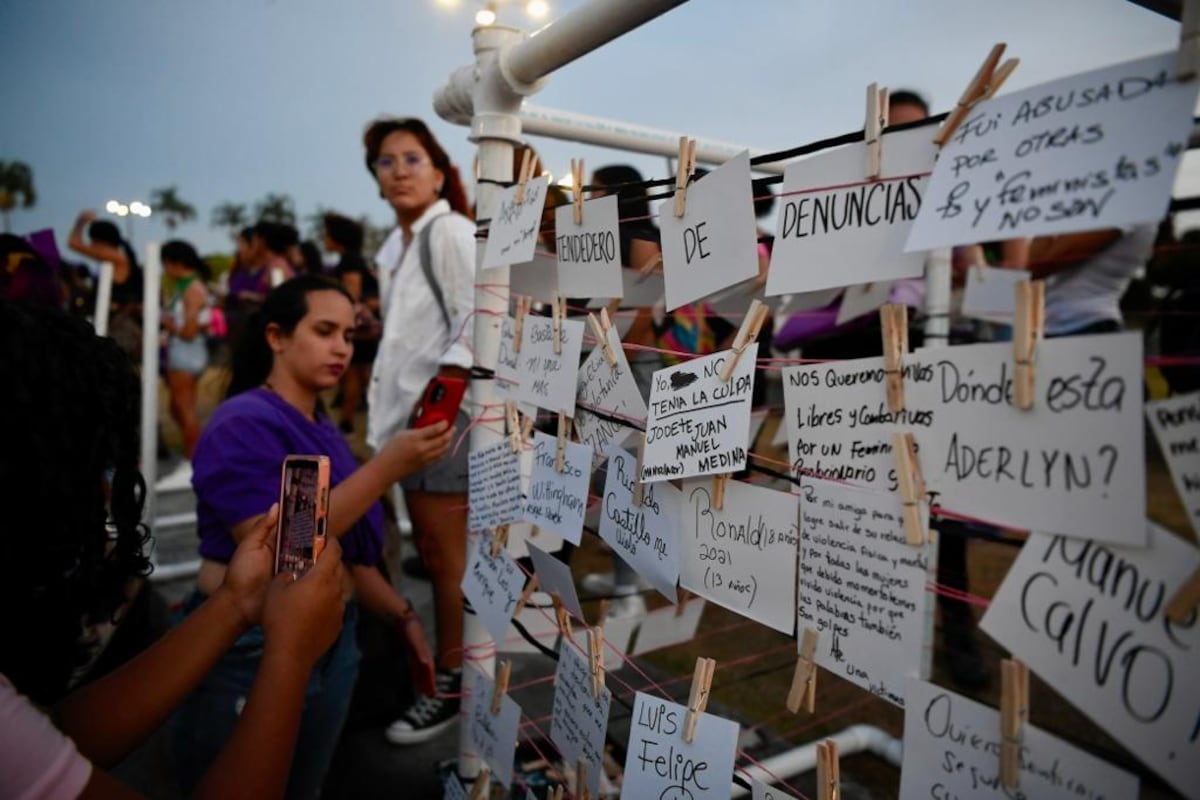 Chica, en medio de la marcha de mujeres por una vida sin violencia, confiesa que fue abusada por su padre. Video