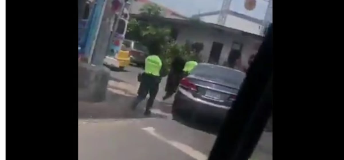 De película. Conductora se da a la fuga y por poco arrolla a policías en Panamá Oeste. Videos