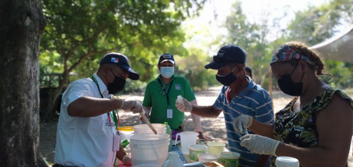 Fabrican jabón y vela con aceite de cocina. Residentes de isla Sevilla, en el Parque Nacional Marino Golfo de Chiriquí