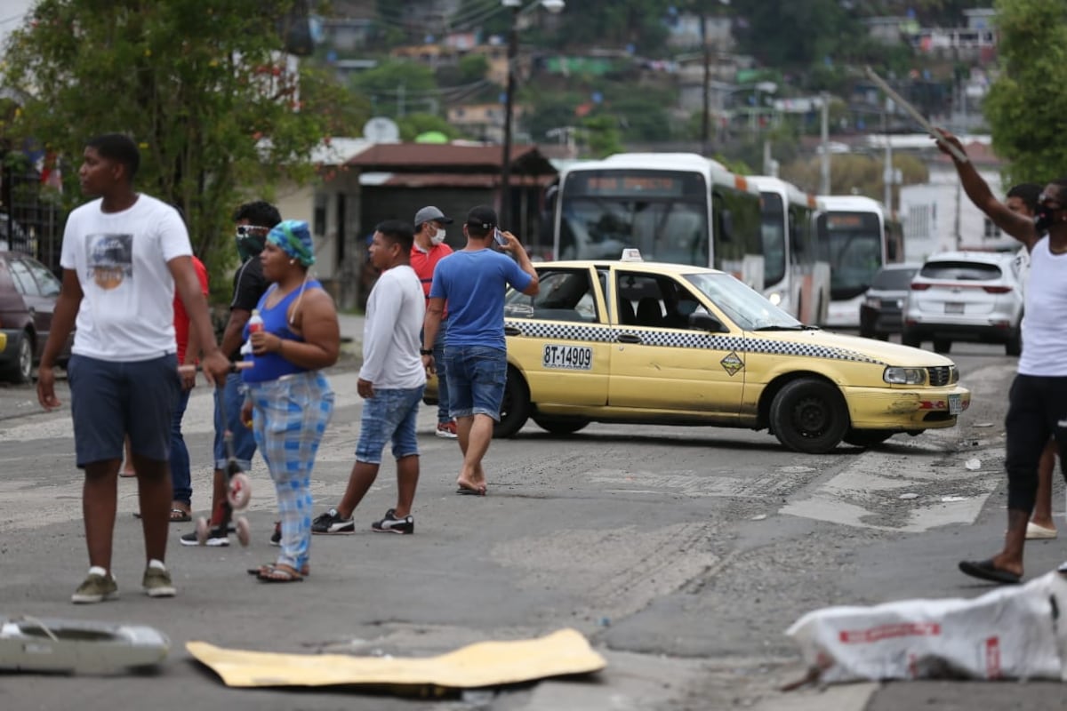 Varios cierres exigiendo bonos y bolsas de comida en los distritos de San Miguelito y La Chorrera