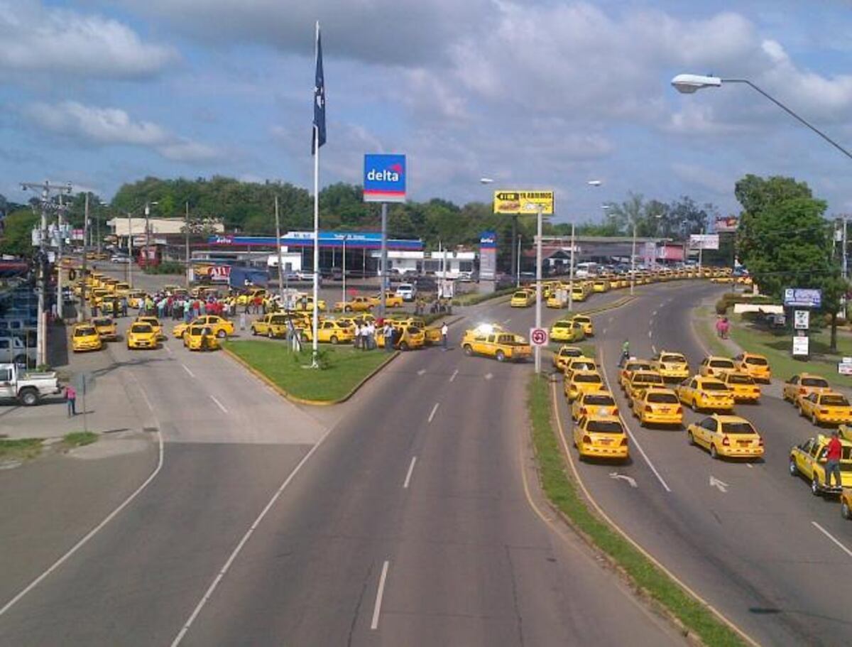 Taxistas molestos con fallo de la Corte sobre Uber