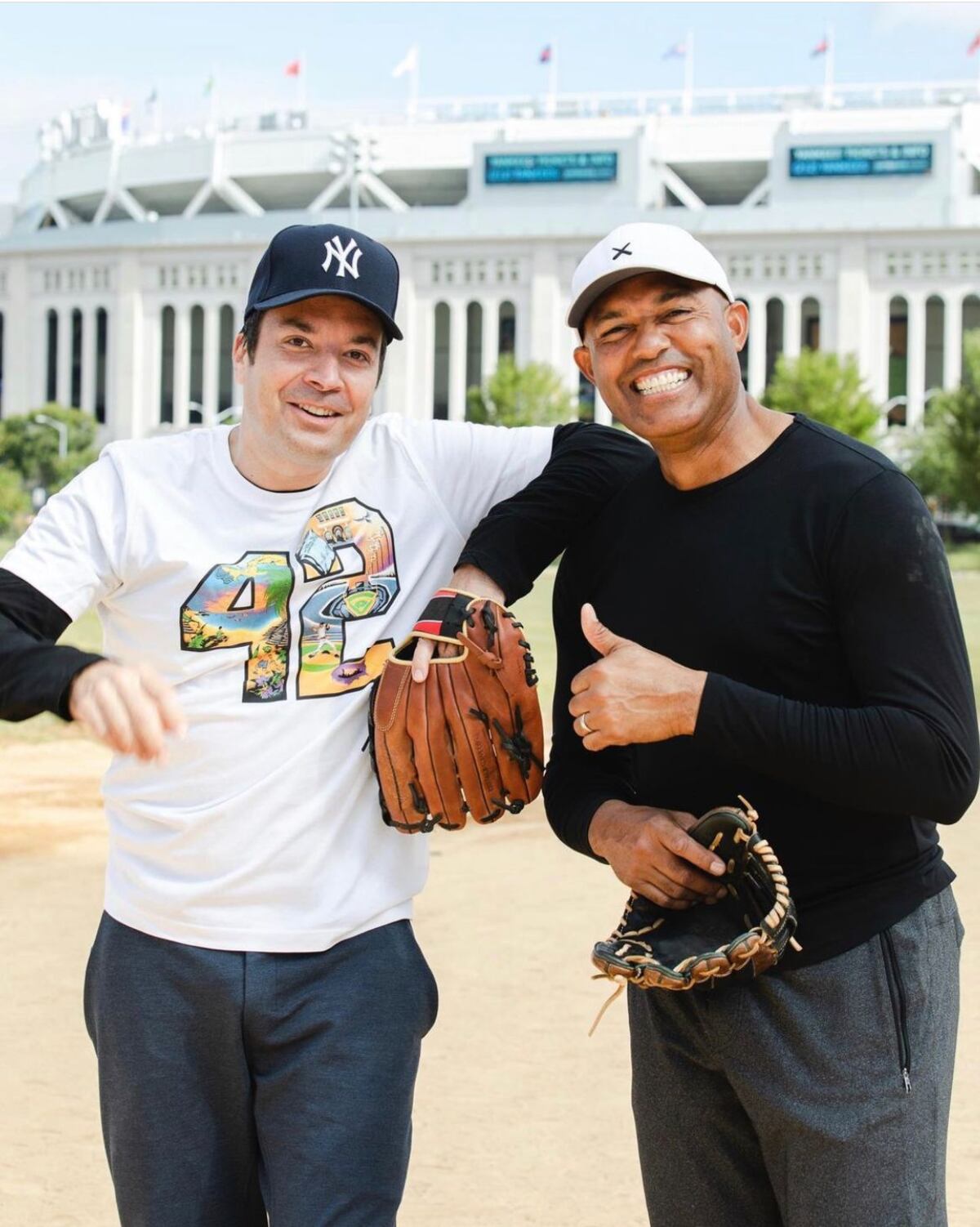 Hay nivel. Reconocido presentador Jimmy Fallon posa con el suéter de fundación de Mariano Rivera