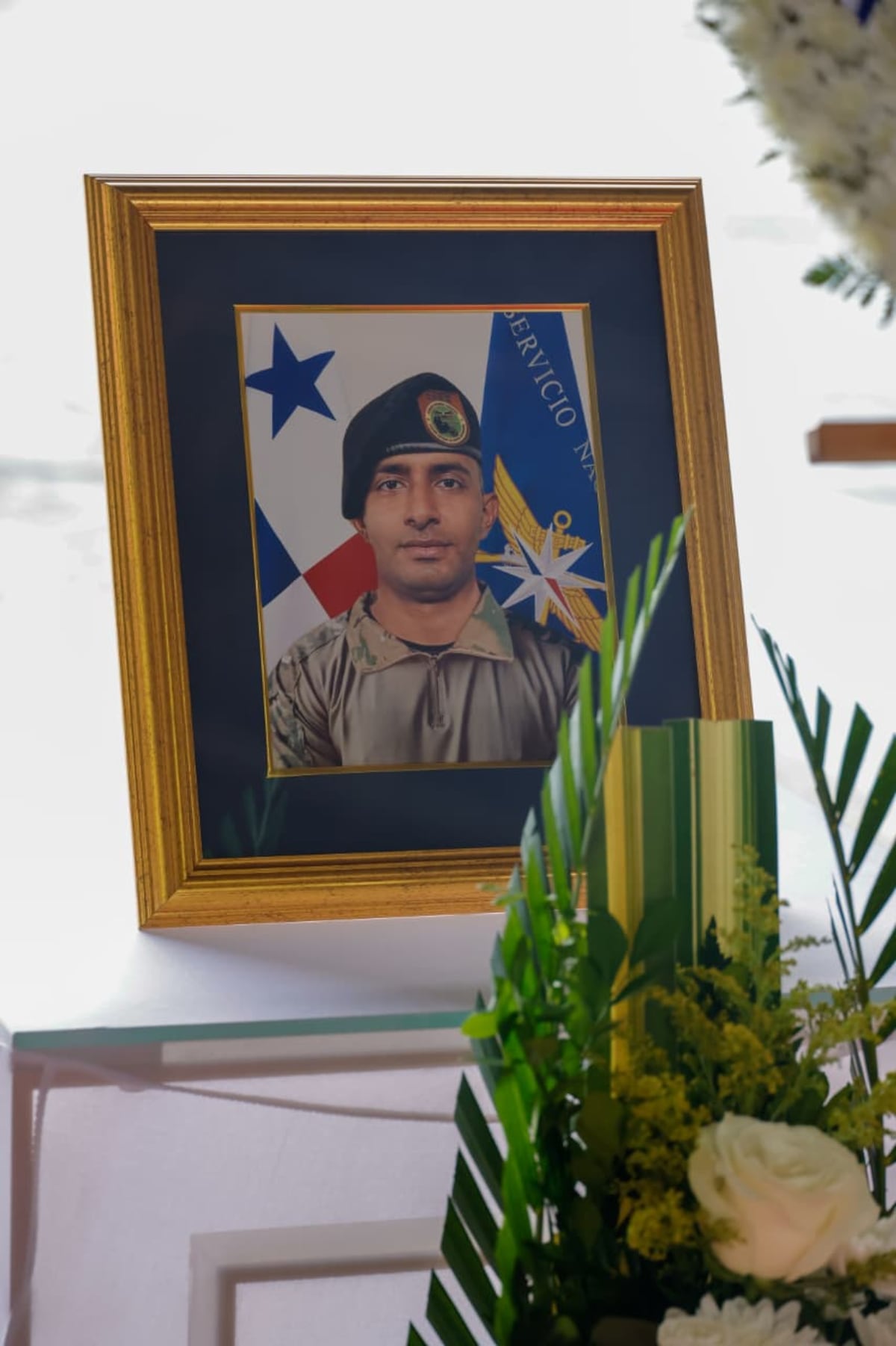 Entre flores y honores despiden a Miguel y Martín, dos aeronavales que murieron en accidente en Colón