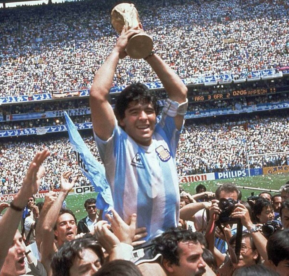 Maradona dona réplica de la camiseta que usó en México 86