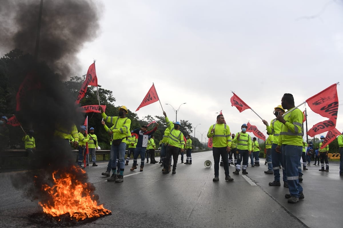 Suntracs cierra la vía Centenario y otros puntos a manera de protesta por el alza del combustible