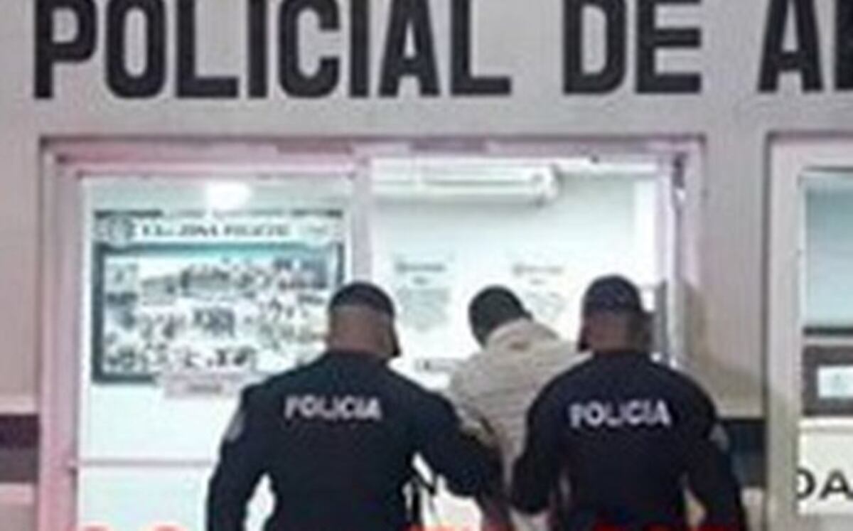 Cortó a la mujer en la garganta. La hostigaba. Por poco la mata