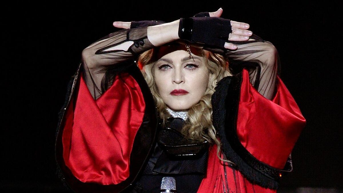 Tuvo Covid 19 pero ya se le quitó. Madonna le dio su pa’ tras a los lengua larga que dicen que se está muriendo