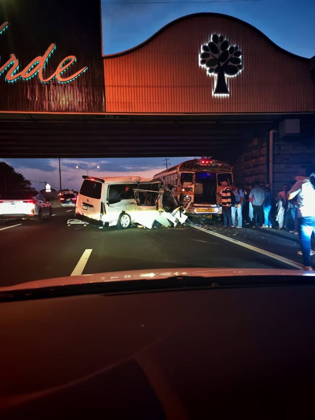 VIDEOS | Choque entre busito turístico y diablo verde en Costa Verde deja reporte preliminar de víctima fatal y varios heridos 