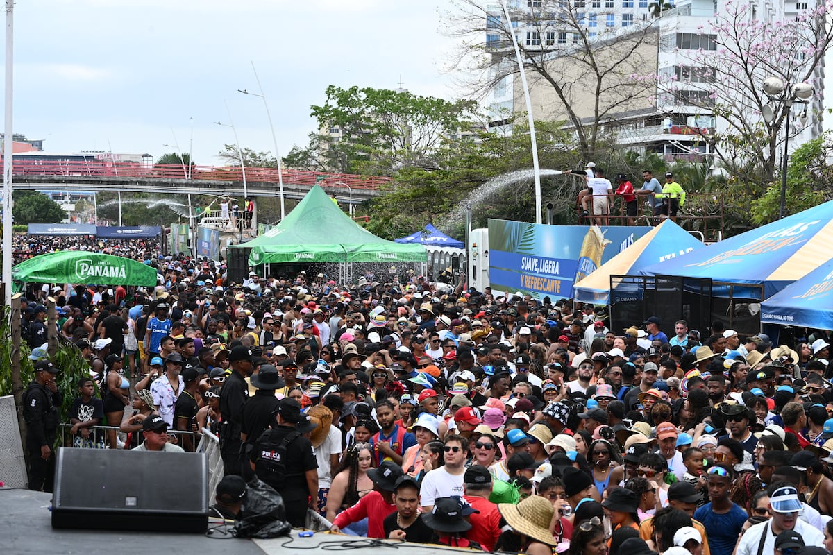 Multitud toma la Cinta Costera en el Festival Carnavalístico Volumen Caribe