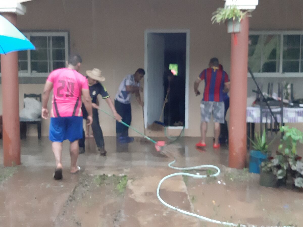 Piden ayuda. Casas quedan inundadas tras desborde del río Burunga