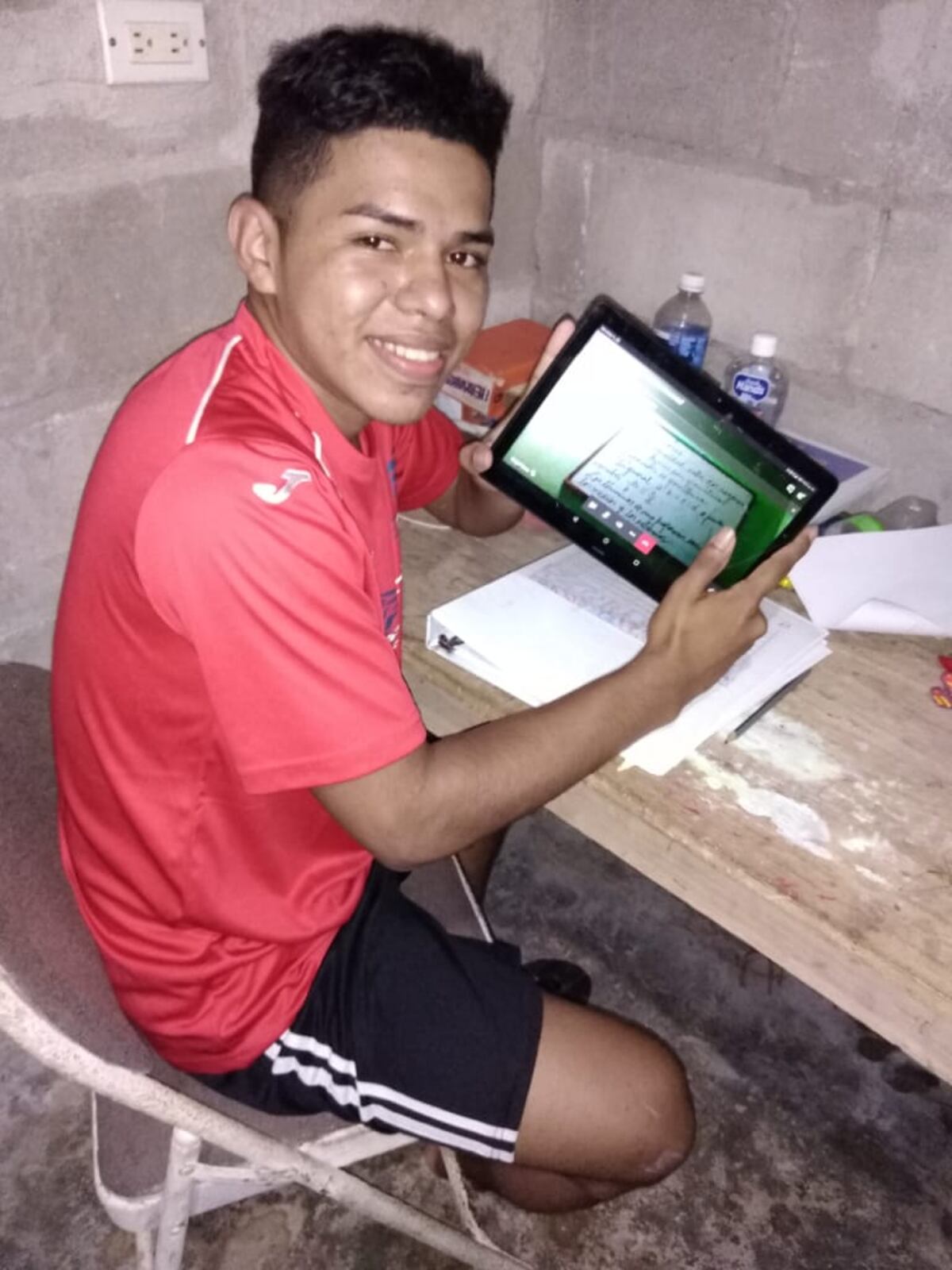 Juan Mendoza, joven universitario recibe beca del Ifarhu y tablet