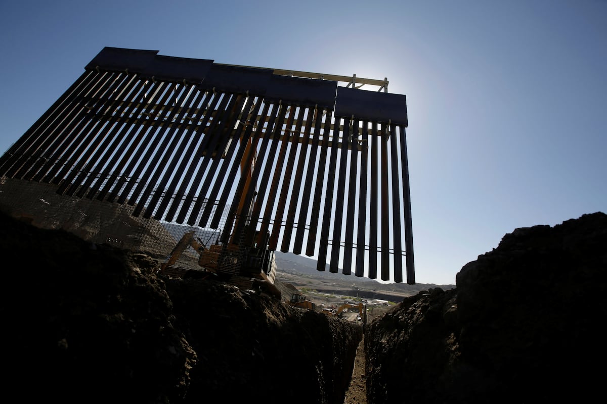 Alcalde logró frenar la construcción del muro de México