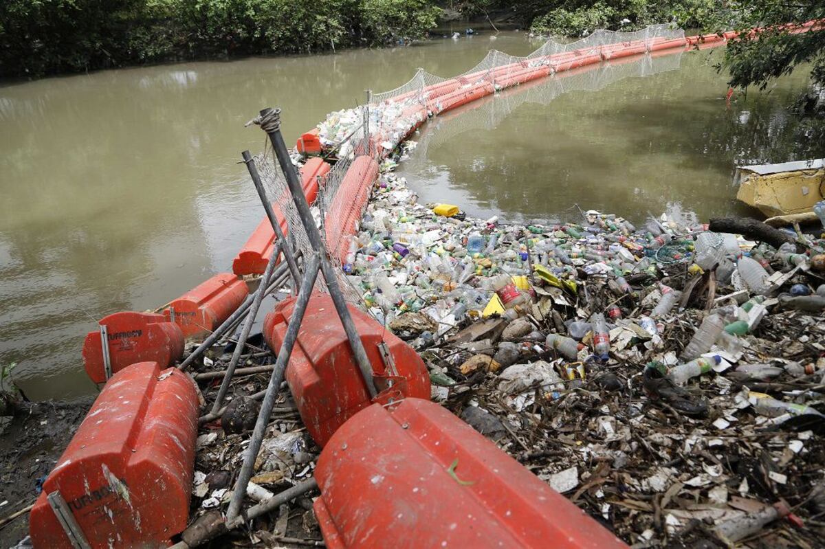 Las fuertes lluvias registradas el viernes provocaron la ruptura de la biobarrera en el río Matías Hernández | Video