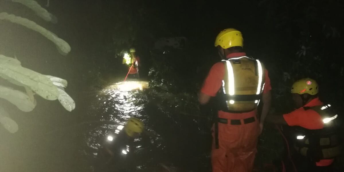 Venía de una competencia de 4x4 y encontró la muerte. Dos pickup fueron arrastrados por la corriente. 