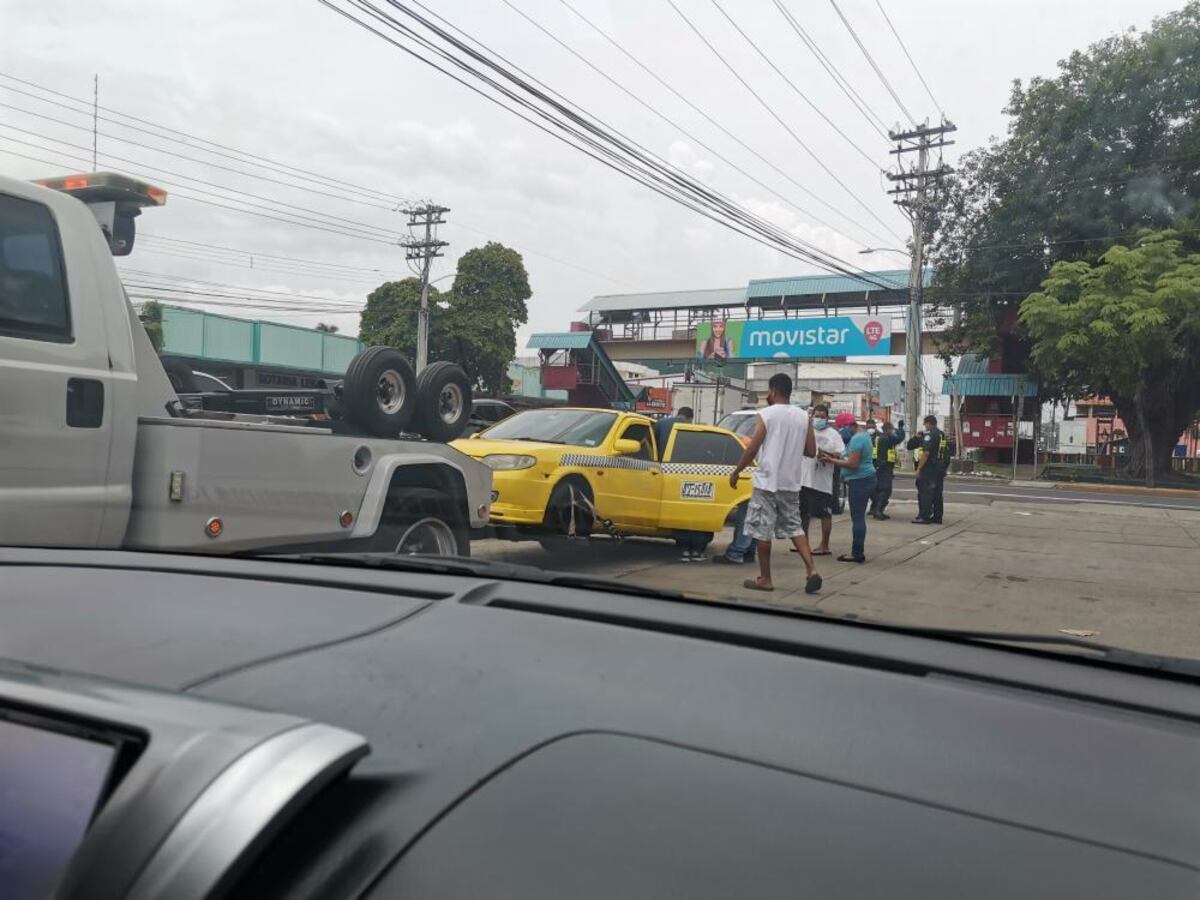 Suben a taxi en grúa y se da a la fuga entre tres uniformados en Llano Bonito. Video viral