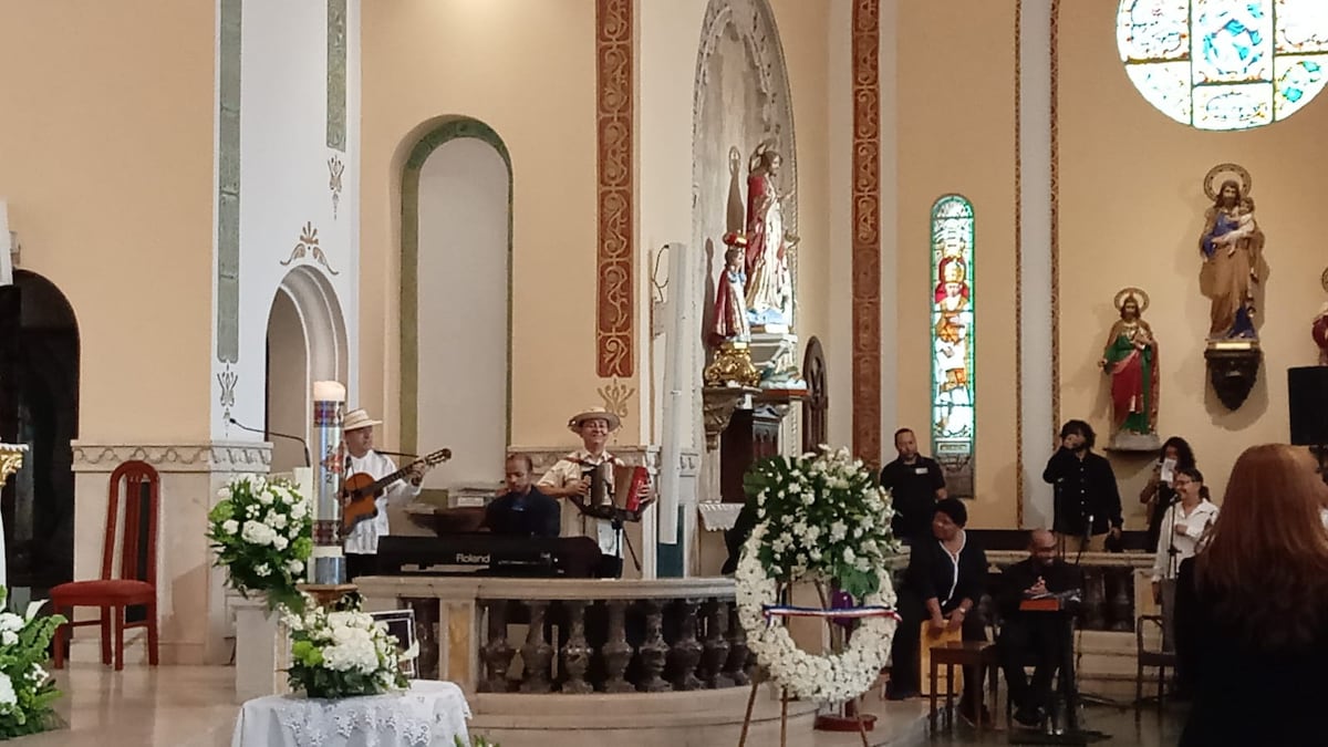 Familiares, amigos y figuras de la música típica despiden a Yin Carrizo en el Santuario Nacional