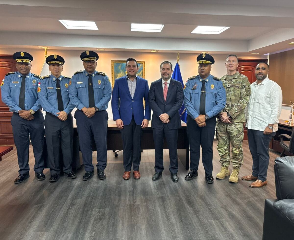 ¡Con equipos de vanguardia! Embajador de EE.UU. Visita el Cuerpo de Bomberos con Donación de Alta Tecnología