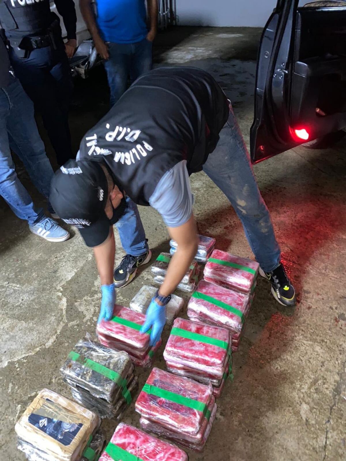 Aprehendidos. Cargaban en el auto 79 paquetes de drogas en Las Garzas 