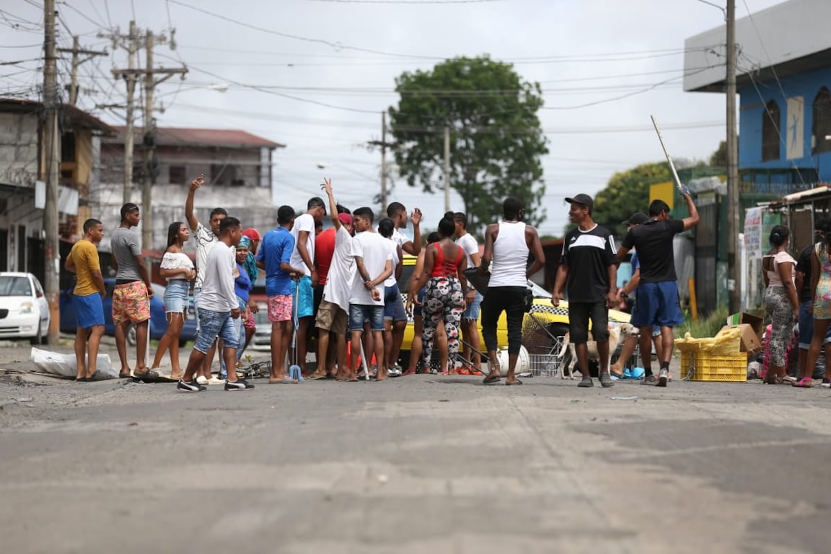 Varios cierres exigiendo bonos y bolsas de comida en los distritos de San Miguelito y La Chorrera