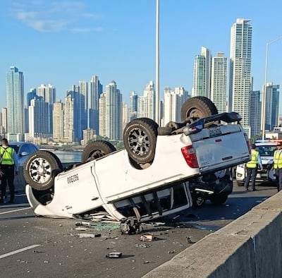 Dos autos volcados: Accidente múltiple provocó tremendo tranque en el Corredor Sur y retrasos en rutas de MiBus