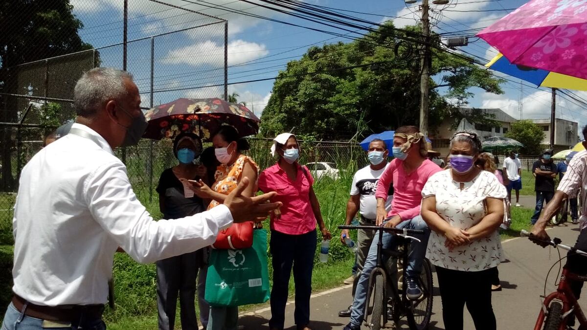 Se emberracan. Acudieron por su segunda dosis de AstraZeneca en Aguadulce, pero no alcanzaron las vacunas 