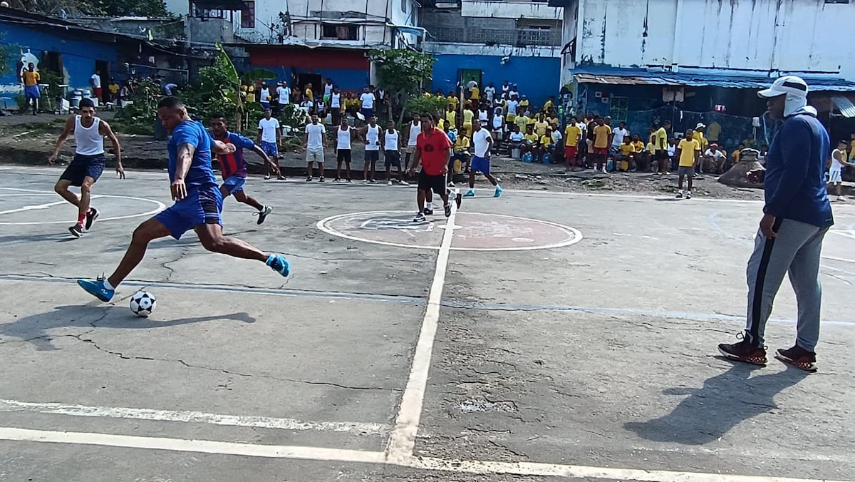 Navidad en la cancha: La Copa de Fútbol prende el espíritu en la prisión de Penonomé