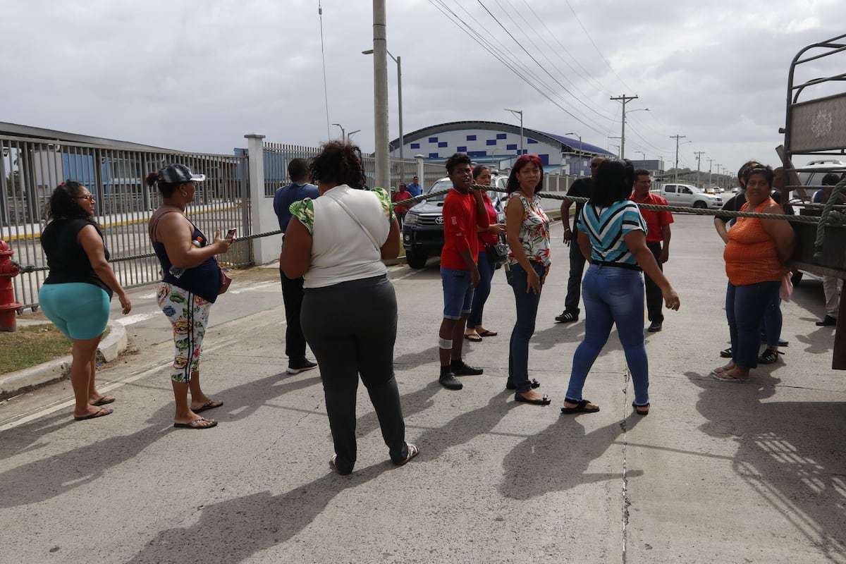 Cierran la calle en Pacora. Exigen que saquen a los estudiantes que llegaron de China de la escuela Francisco Guardia Jaén. Video