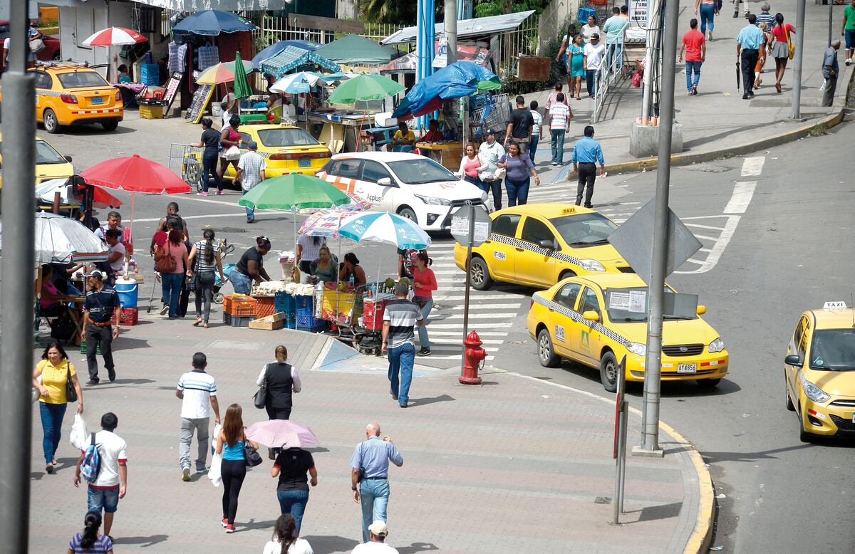 Calles inseguras. Peatones arriesgan sus vidas a diarios  al caminar en las avenidas del país