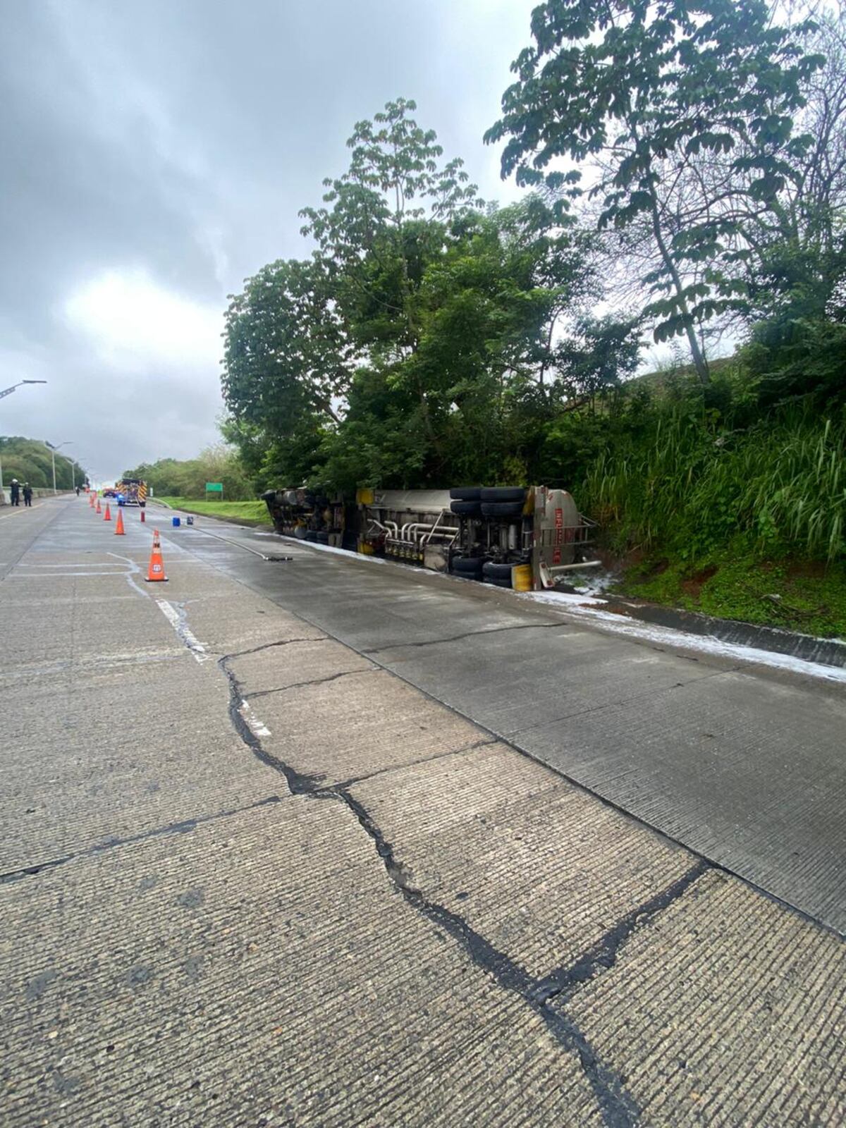 Autopista Panamá-Colón sigue cerrada. Camión cisterna se vuelca y derrama miles de litros de combustible