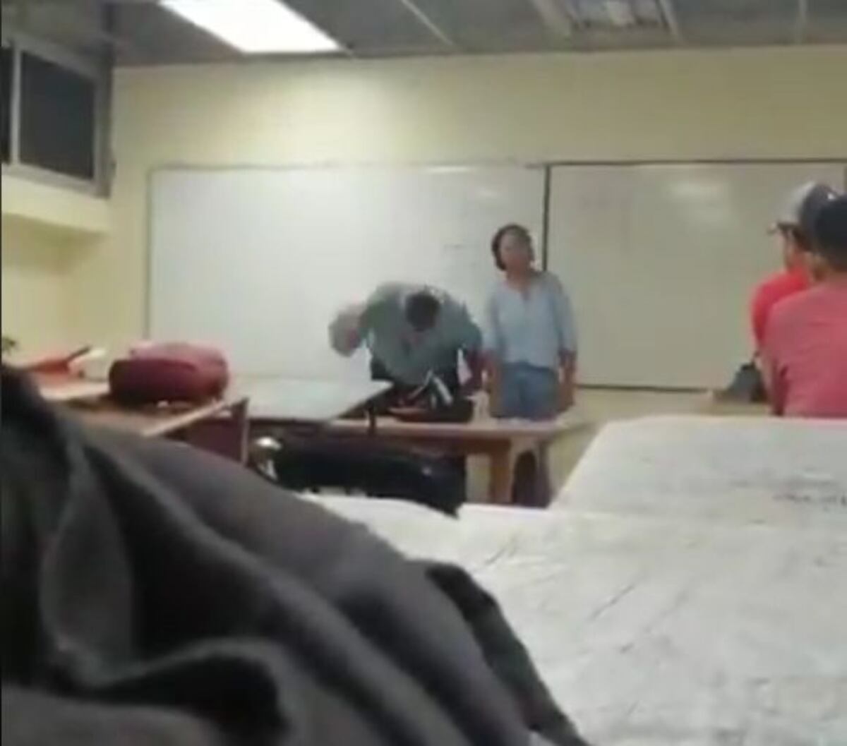 Video Viral. Profesor de la Universidad de Panamá golpea el escritorio y larga a los estudiantes