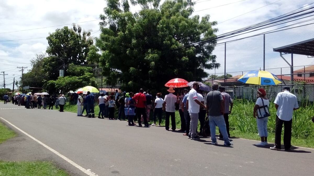 Se emberracan. Acudieron por su segunda dosis de AstraZeneca en Aguadulce, pero no alcanzaron las vacunas 