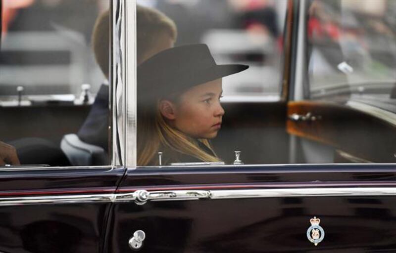 George y Charlotte, los dos hijos mayores de los príncipes de Gales, en el cortejo de Isabel II. EFE/Andy Rain