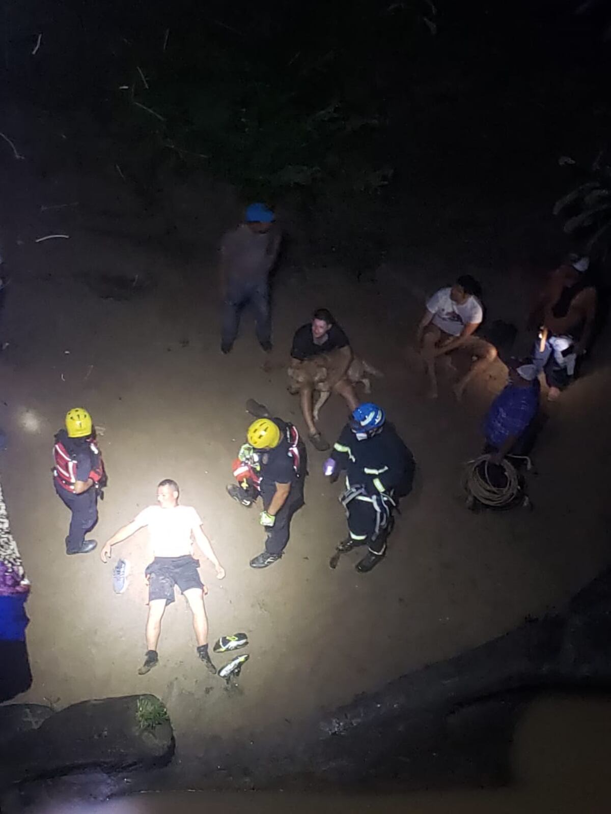 Auto choca contra baranda y cae al río a una altura de 10 metros. Rescatan a tres personas y un perro