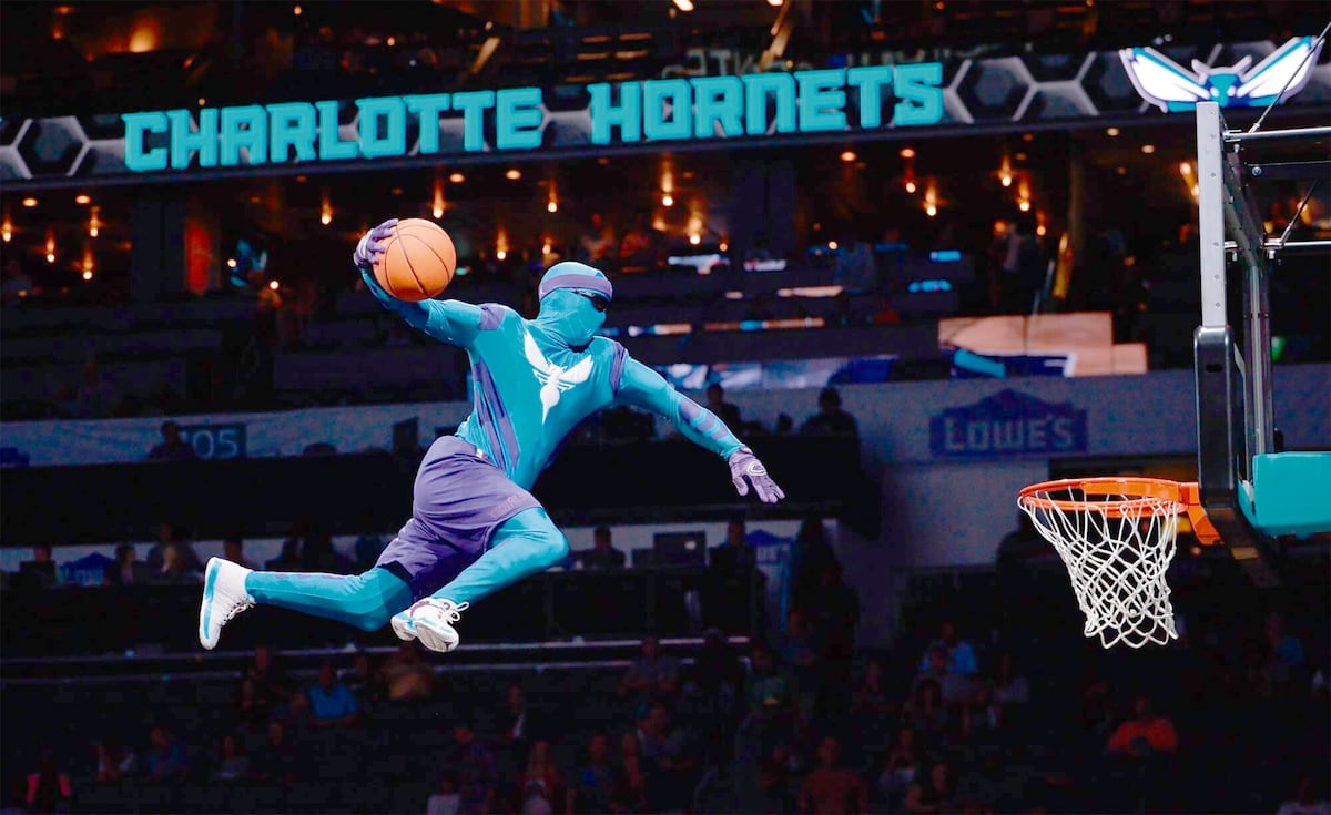 El rey de las volcadas: Hugo y su legado eterno con los Charlotte Hornets. 