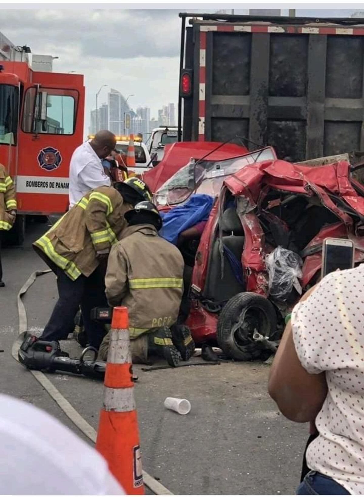  Mujer que sobrevivió a aparatoso accidente en tramo marino entra a cirugía