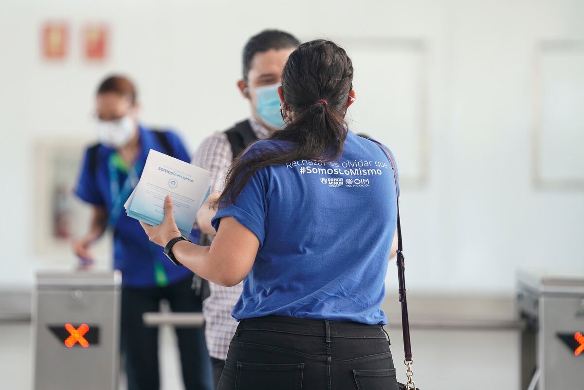 Cientos de usuarios del Metro de Panamá, recibieron mascarillas fabricadas por un grupo de migrantes que vive en nuestro país 