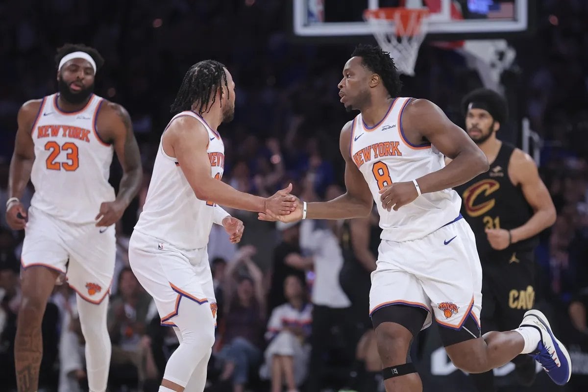 Los Knicks dan vuelta histórica y buscan mantener ventaja sobre Cavaliers