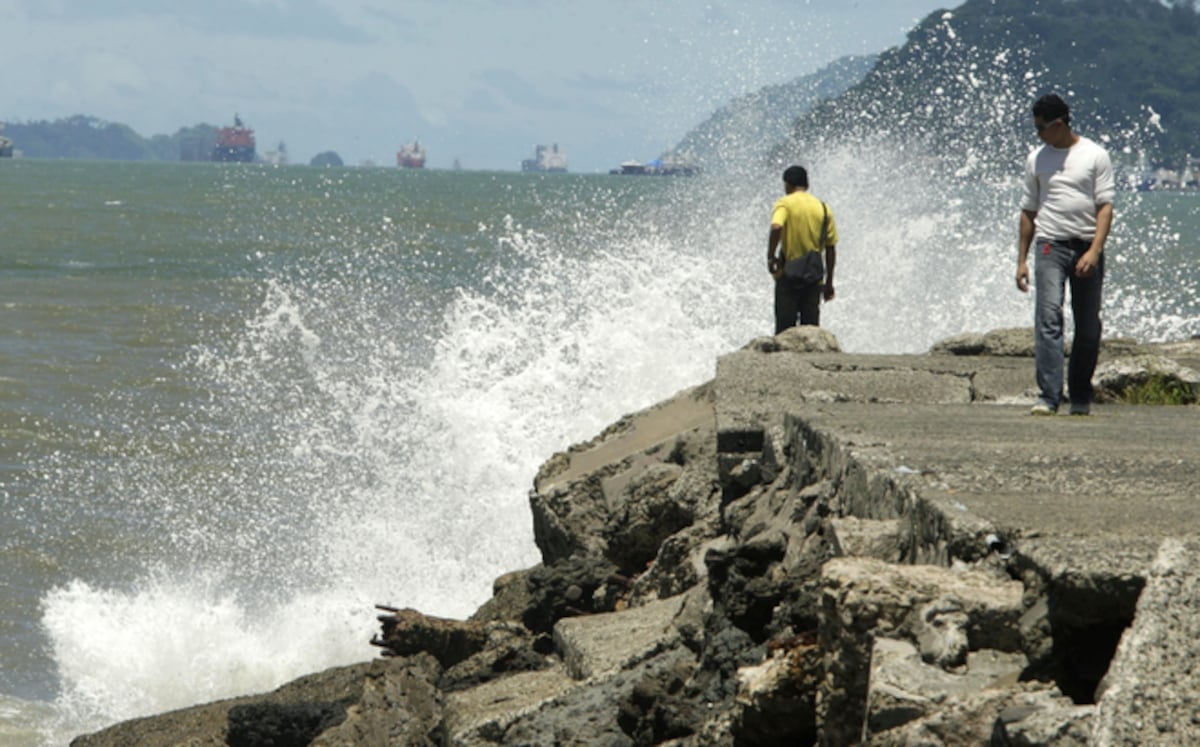 Emiten alerta por mareas altas y radiación solar